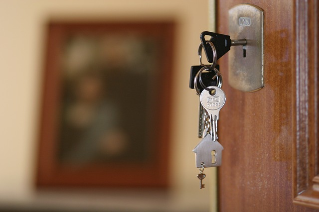 klíče ve dveřích
